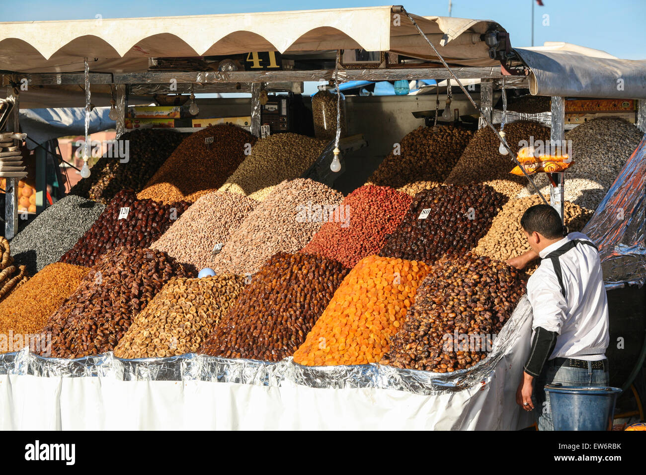 Frutta e noci per vendita a questo stallo di strada su,Djemaa, Djemaa el Fna,la piazza principale di Marrakesh/Marrakech, Marocco, Africa. Foto Stock