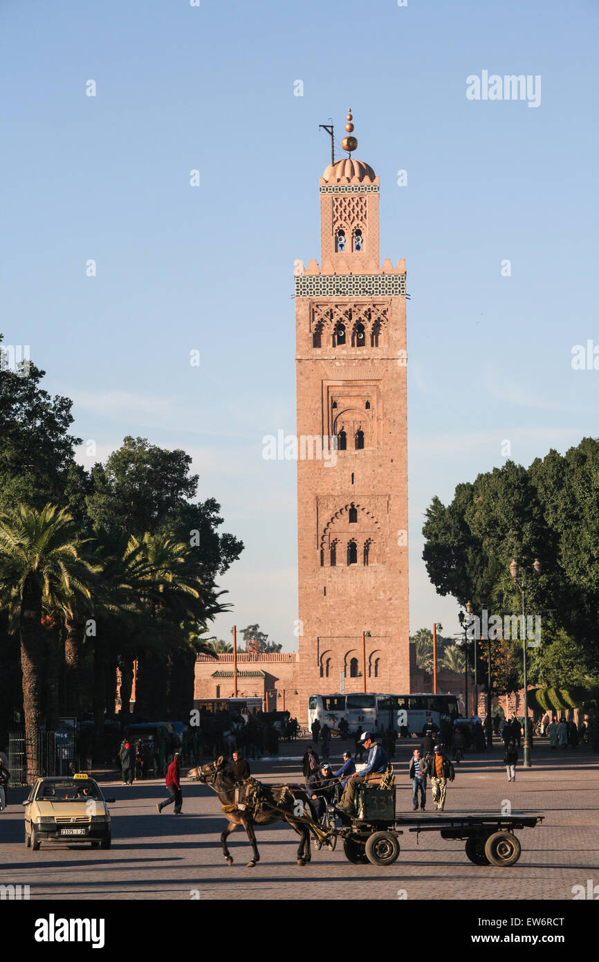 Minareto della Moschea di Koutoubia, la più grande moschea di Marrakech, foto scattata da Djemaa El Fna, la piazza principale di Marrakesh/ Marr Foto Stock
