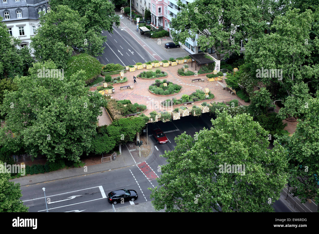 Il Green Bridge over Rhein Allee, Mainz, Germania. Foto Stock