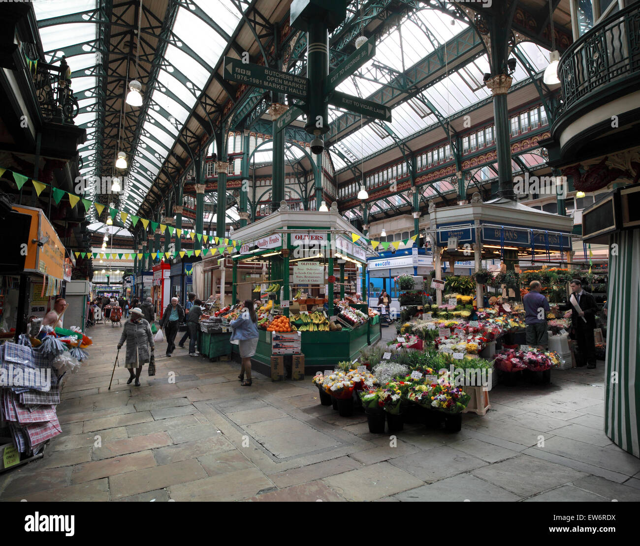 Tradizionale shopping - frutta e verdura bancarelle in Leeds Kirkgate Market. Foto Stock