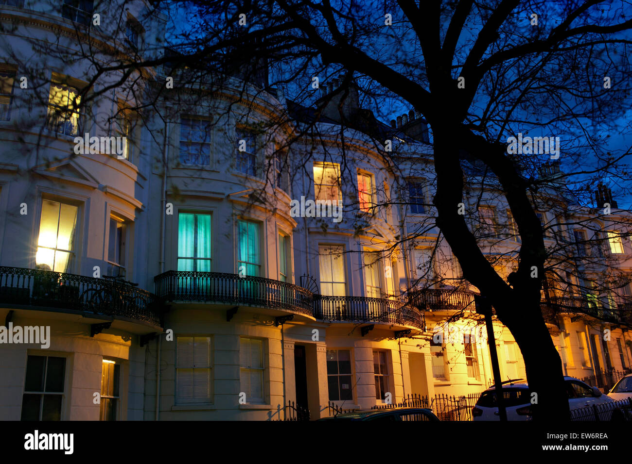 Xix secolo alloggiamento terrazzati con bow windows, Powis Square, in Clifton Hill area di Brighton. Foto Stock