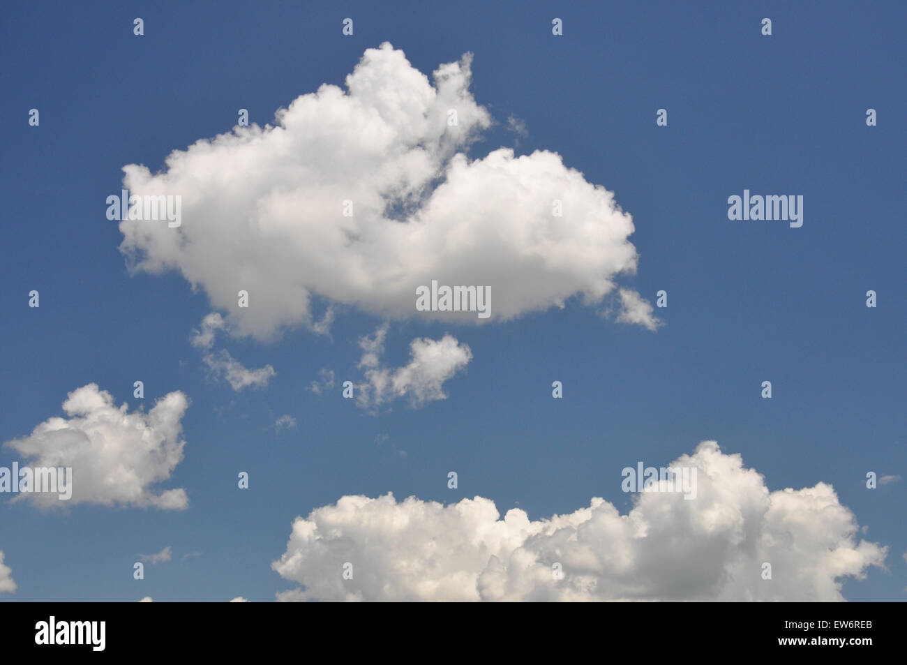 Nuvole e cielo blu. Foto Stock