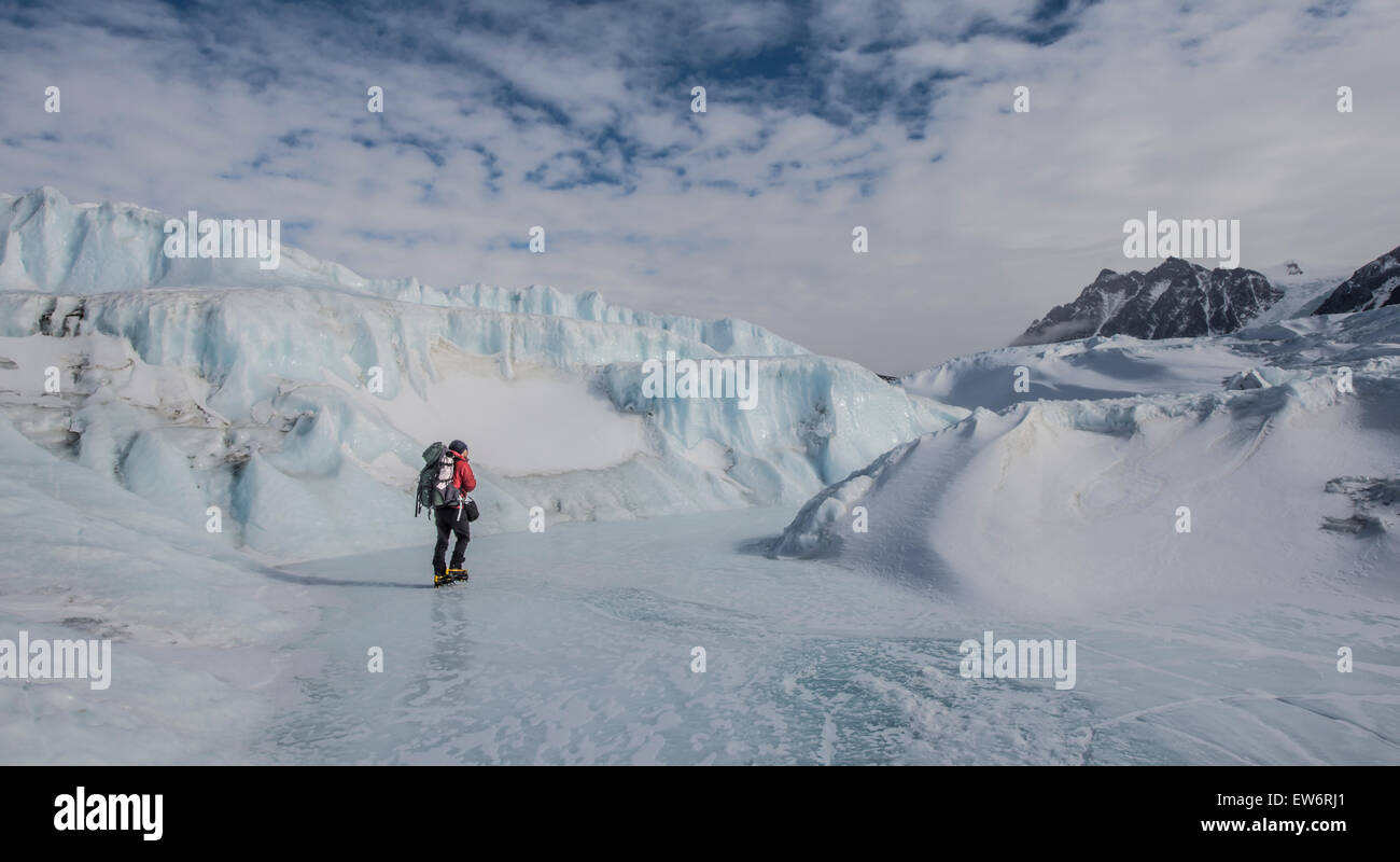 Percorrendo a piedi un fiume congelato sulla sommità del Canada ghiacciaio della valle di Taylor, Antartide. Foto Stock