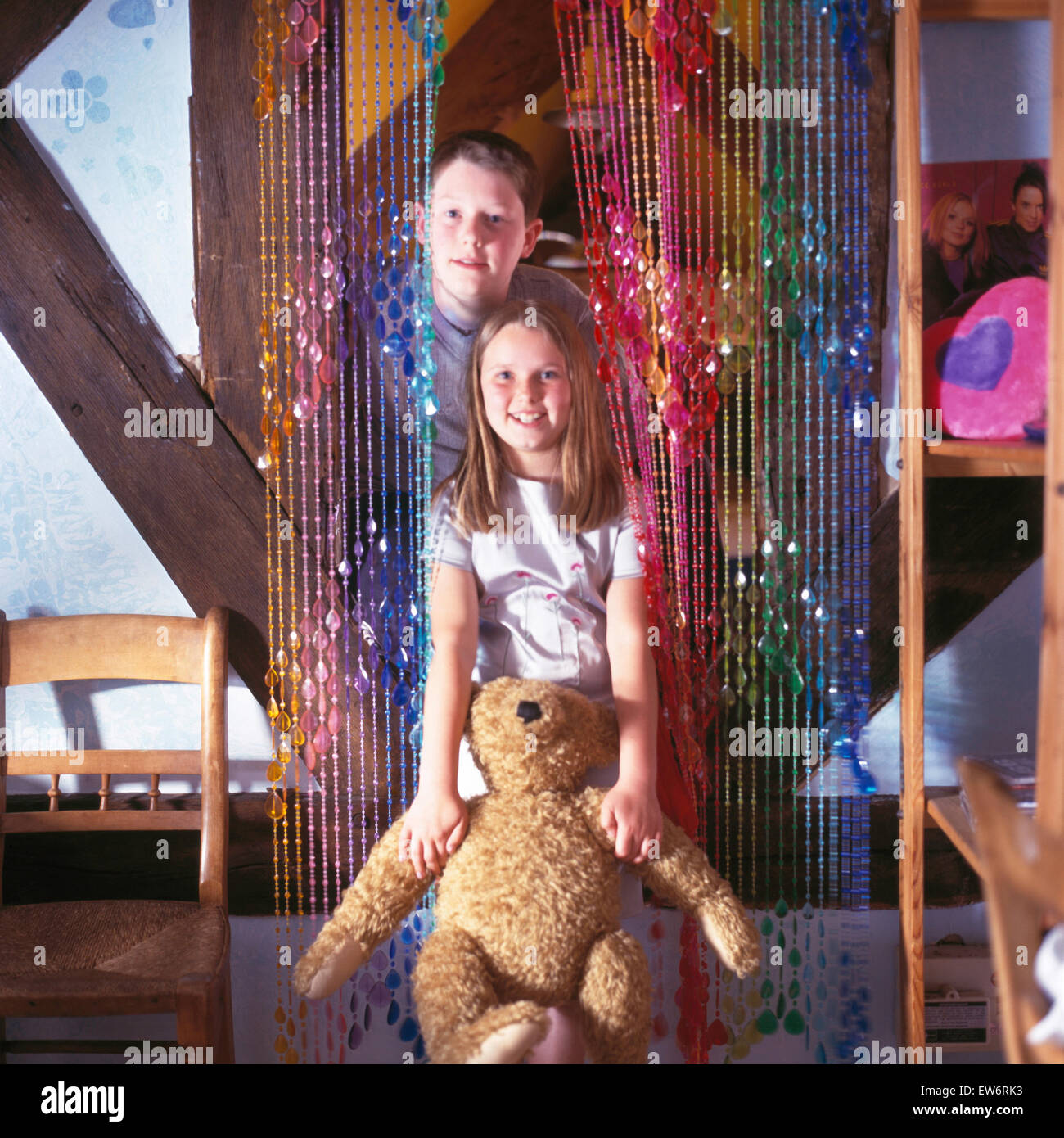Ritratto di un piccolo ragazzo e una ragazza con un orsacchiotto di peluche Foto Stock
