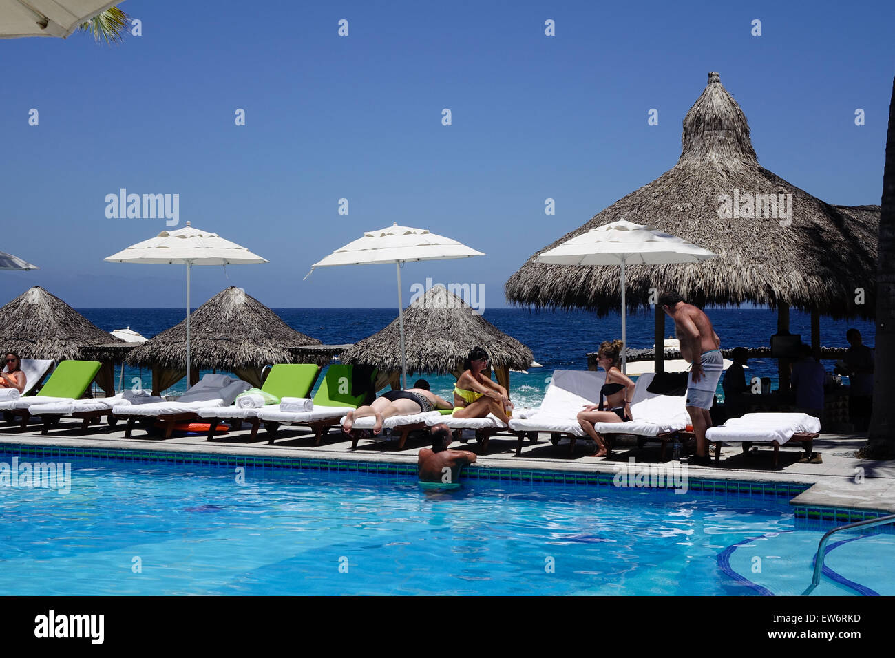 Vacanzieri seduti intorno alla piscina di Villa Premiere Hotel and Spa, Puerto Vallarta, Messico Foto Stock