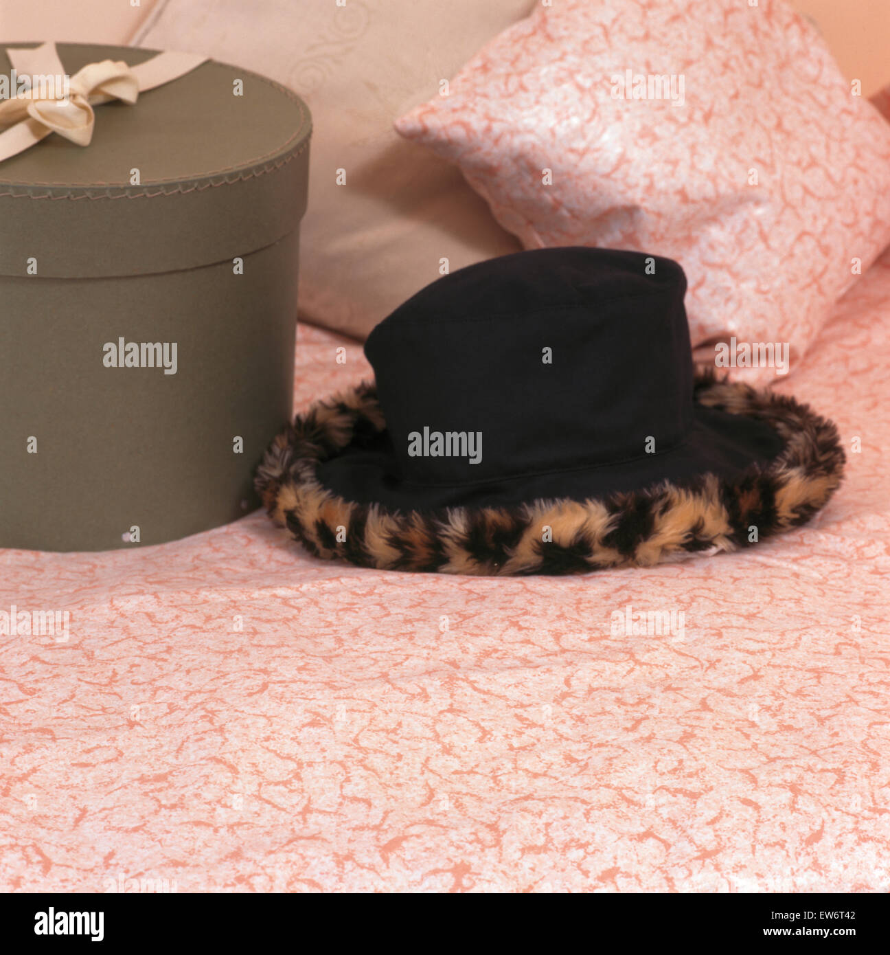 Close-up di una pelliccia rifilati hat su un letto Foto Stock