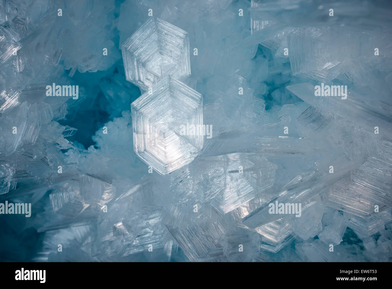 Grandi cristalli di ghiaccio all'interno di una caverna di ghiaccio, Ross Island, l'Antartide. Foto Stock