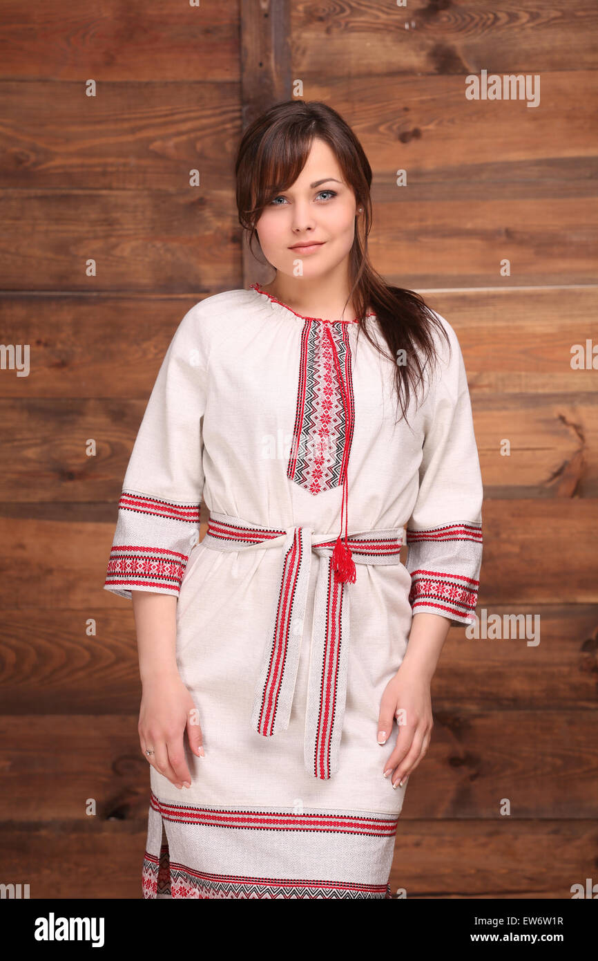 La donna nel tradizionale costume ucraino Foto Stock