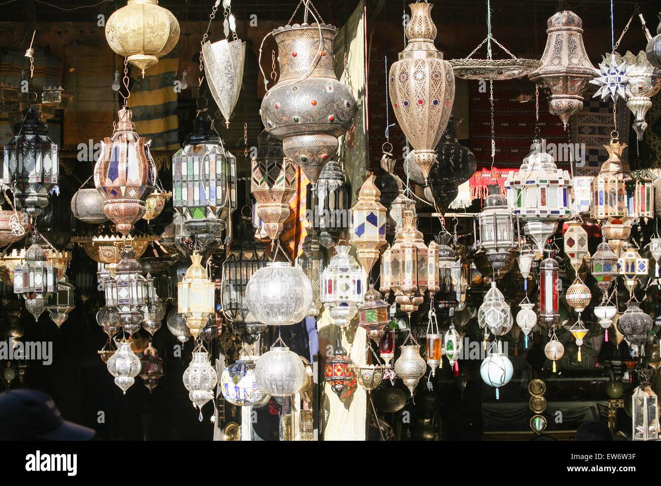 Colorate luci marocchino per arredamento di casa illuminazione per vendita a questo stallo di strada su Djamaa El Fna, la piazza principale di Marrakesh/M Foto Stock