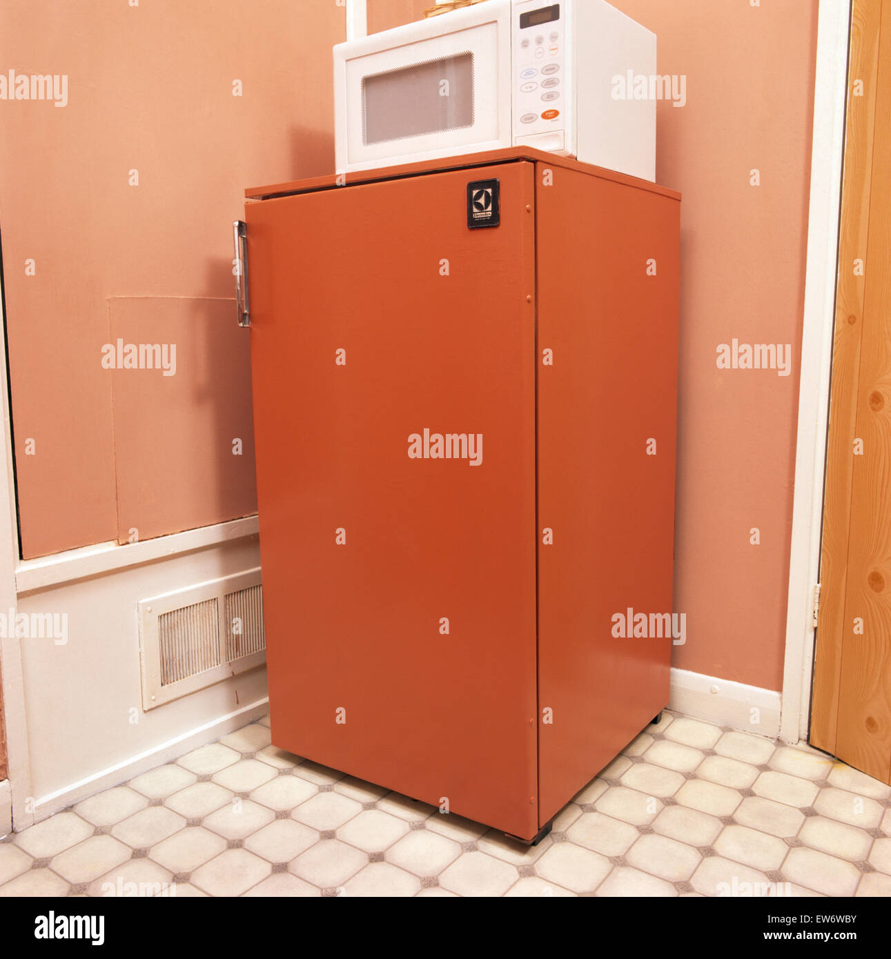 Bianco forno a microonde su un color terracotta in frigo degli anni novanta  economia cucina di stile Foto stock - Alamy