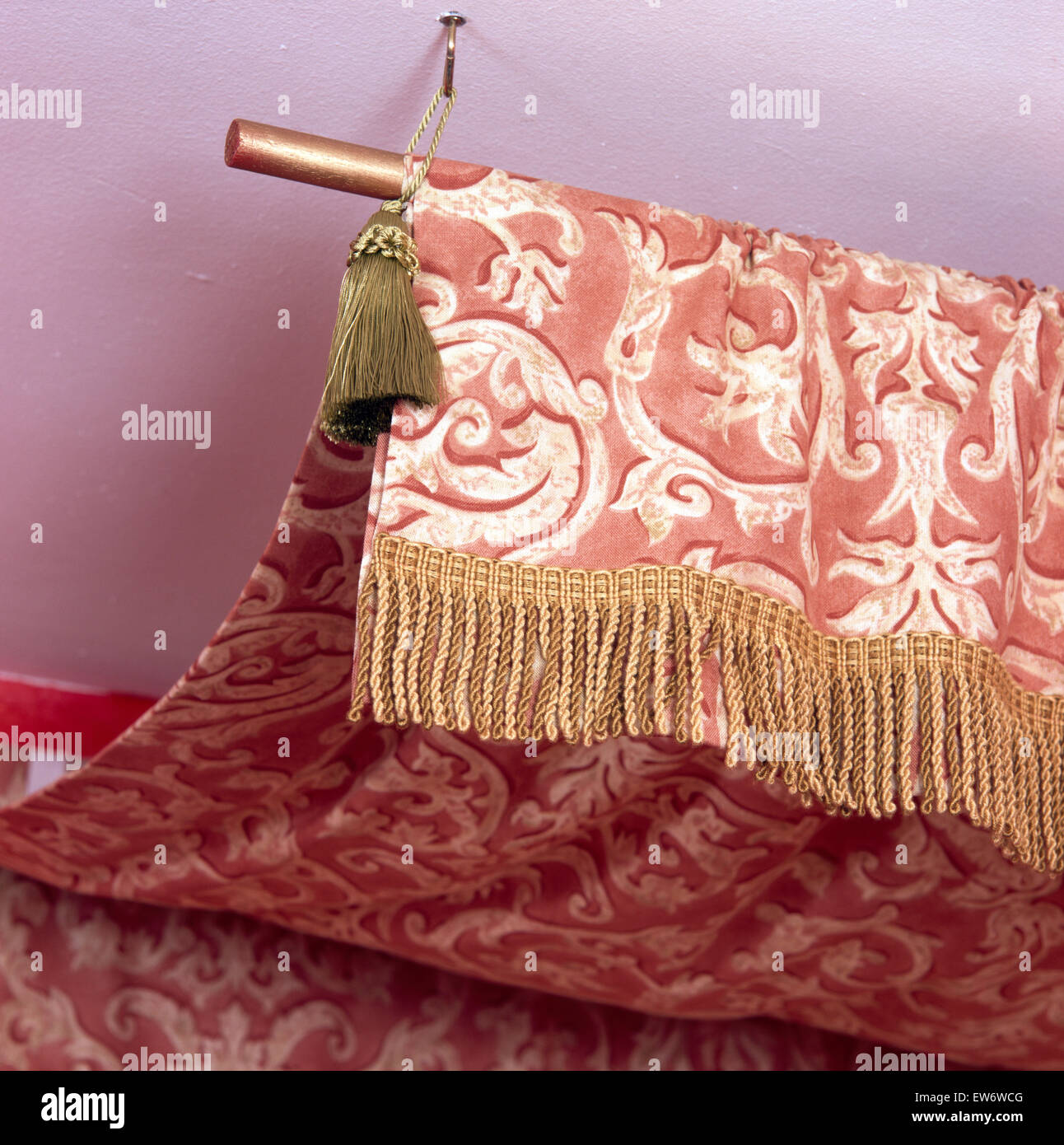 Close-up di un letto matrimoniale a baldacchino con una bordatura frangiato Foto Stock