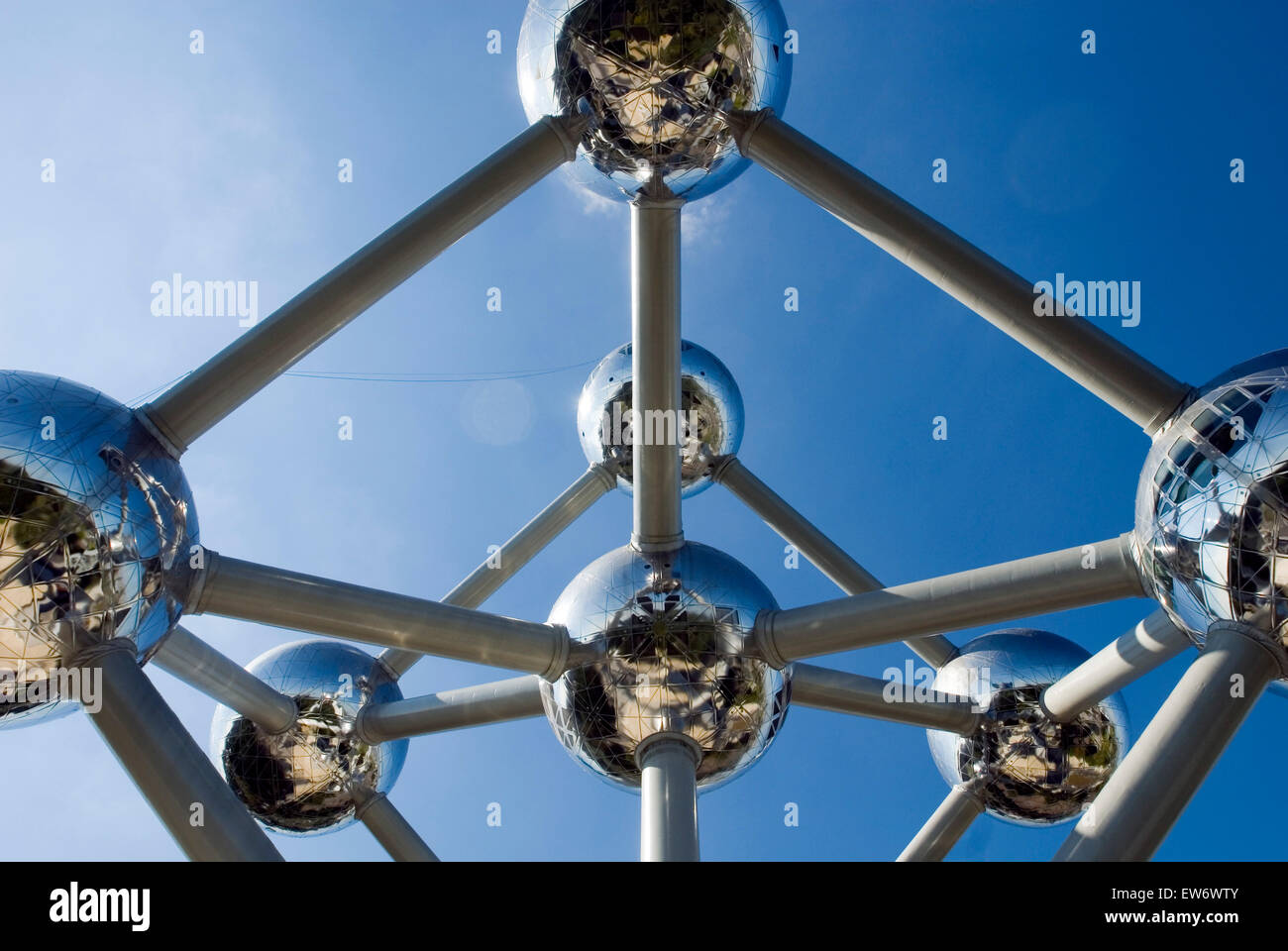 Atomium Worldfamous monumento di un ferro da stiro del nucleo atomico Bruxelles Belgio Europa Foto Stock