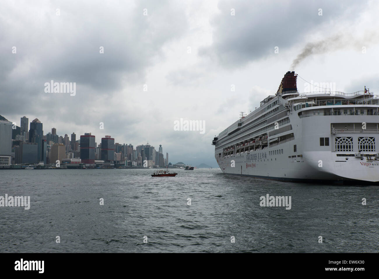 Nel porto della città di Hong Kong, enorme nave da crociera Foto Stock