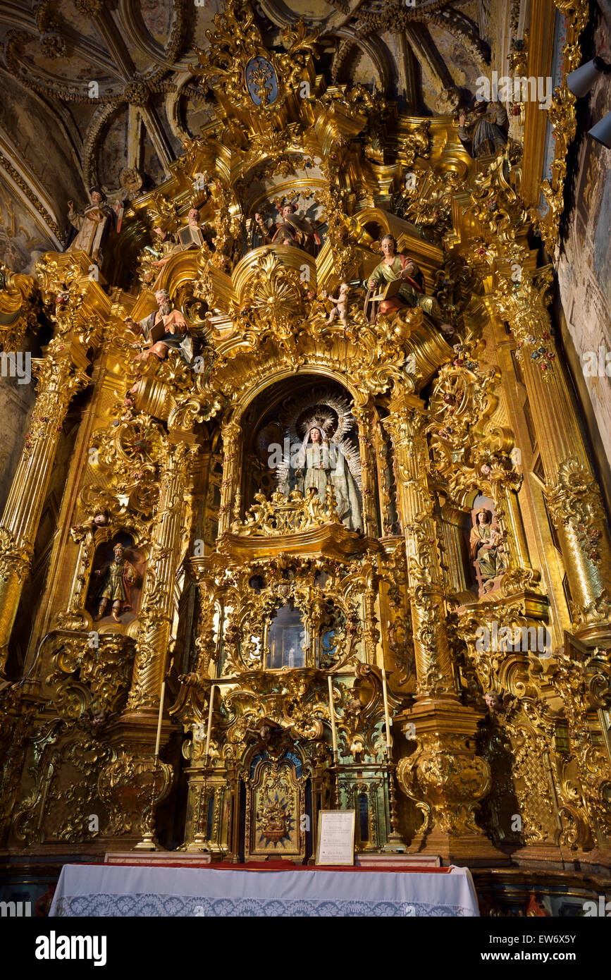 Altare del Rosario con la Madonna e il bambino in Santa Maria Assunta nella basilica di Arcos de la Frontera in Spagna Foto Stock