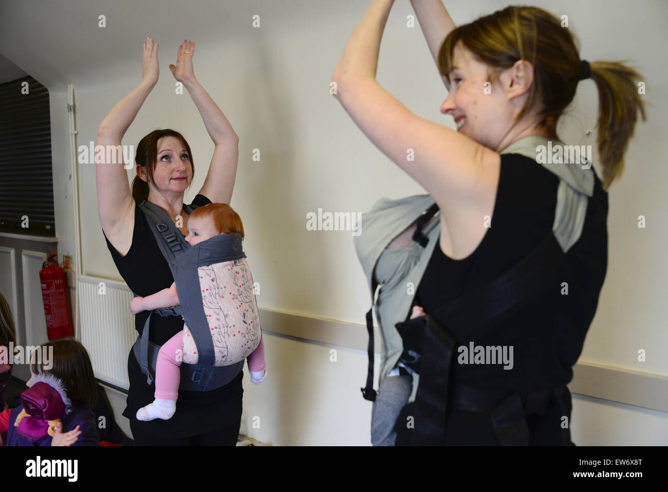 Nuove mamme godendo di un esercizio di classe con il loro bambino. Immagine: Scott Bairstow/Alamy Foto Stock