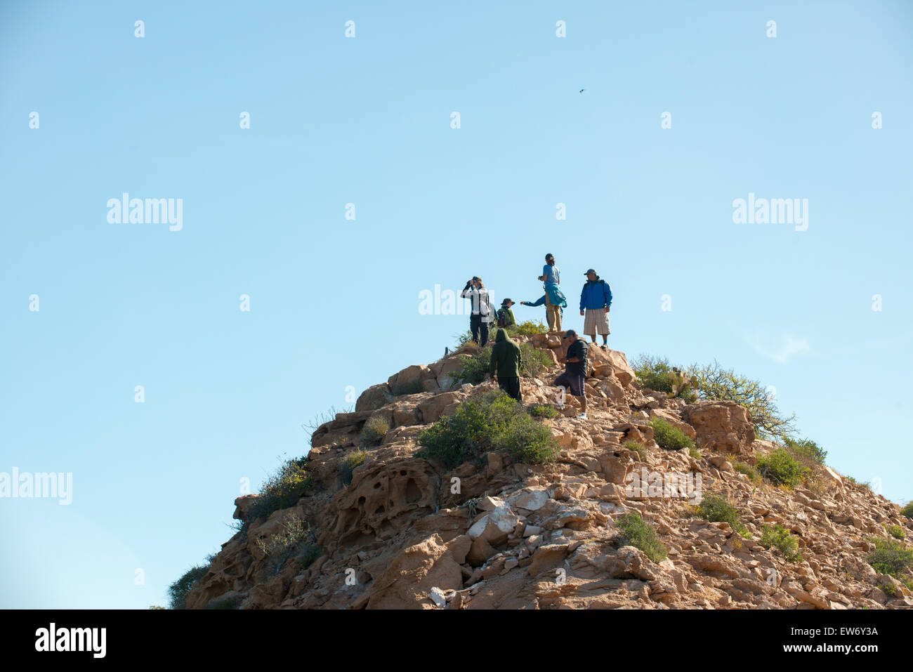 Messico, Baja, Lapaz, Espiritu Santo. I turisti escursioni a piedi su per la collina. Foto Stock