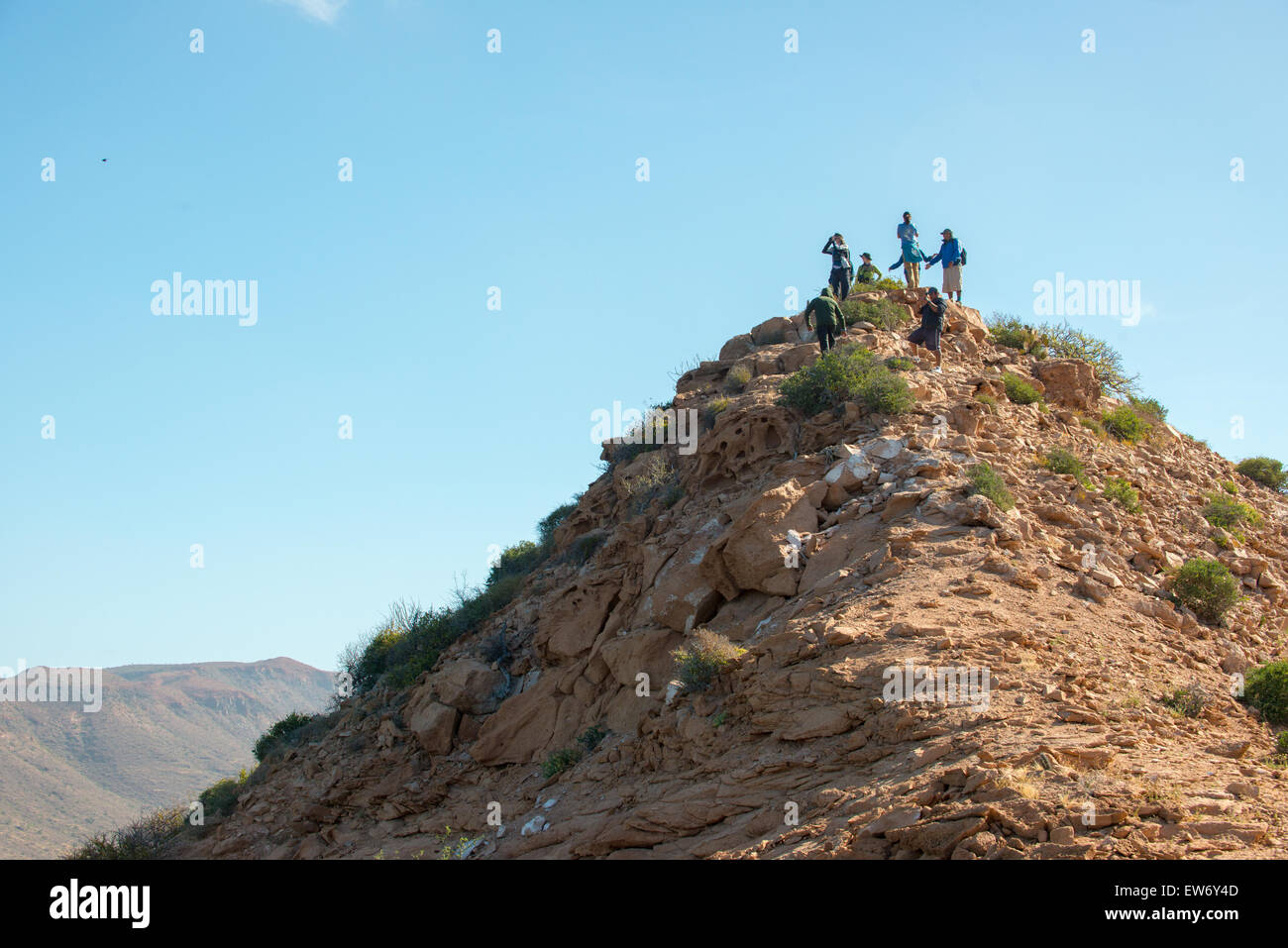 Messico, Baja, Lapaz, Espiritu Santo. I turisti escursioni a piedi su per la collina. Foto Stock
