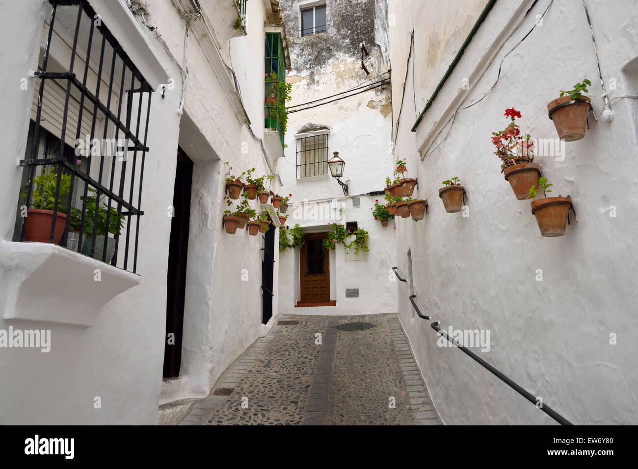 Pareti dipinte di bianco con pentole di creta di gerani in Arcos de la Frontera in Spagna Foto Stock