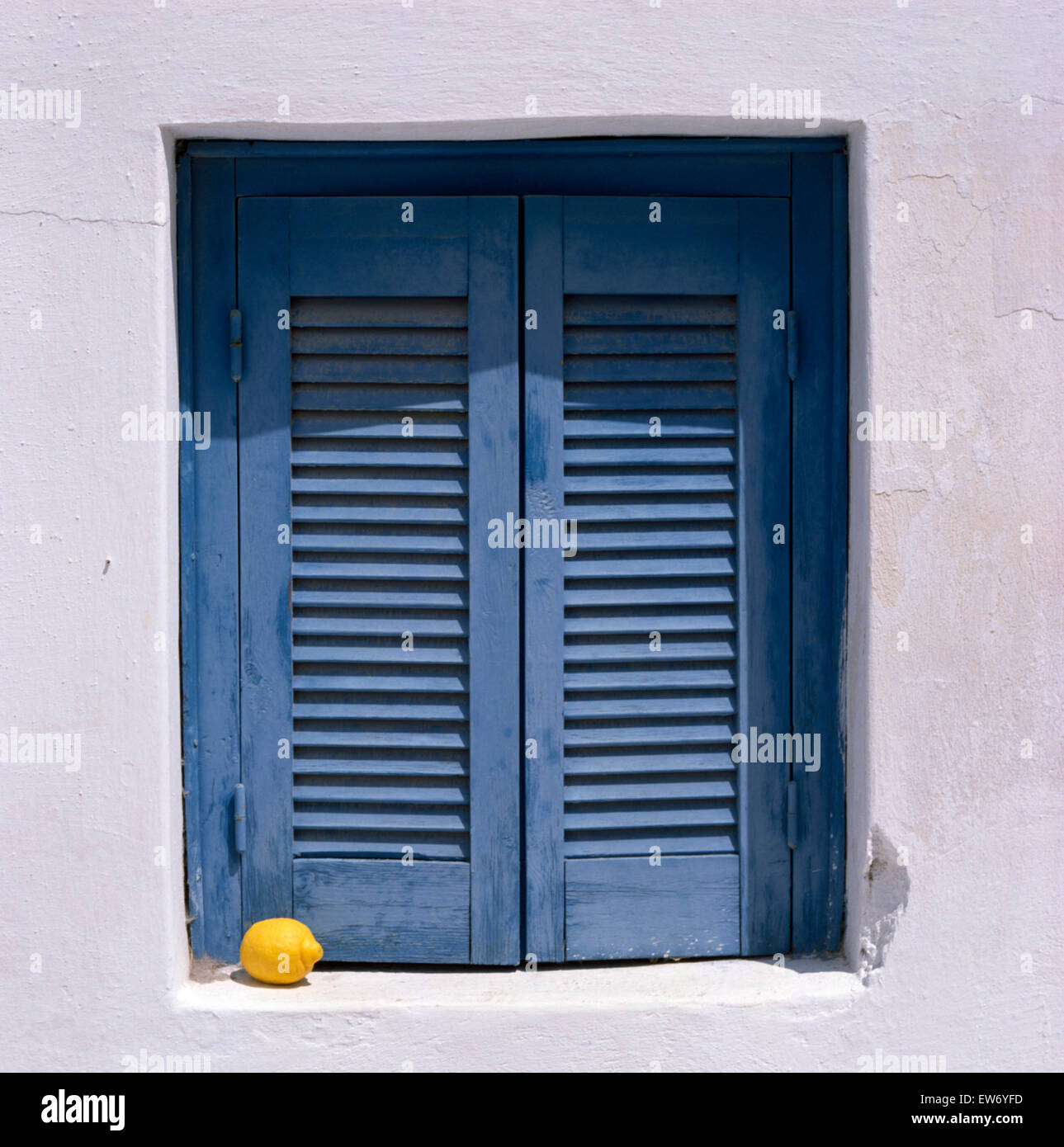 Close-up di persiane in legno di colore blu su un isola greca house Foto Stock