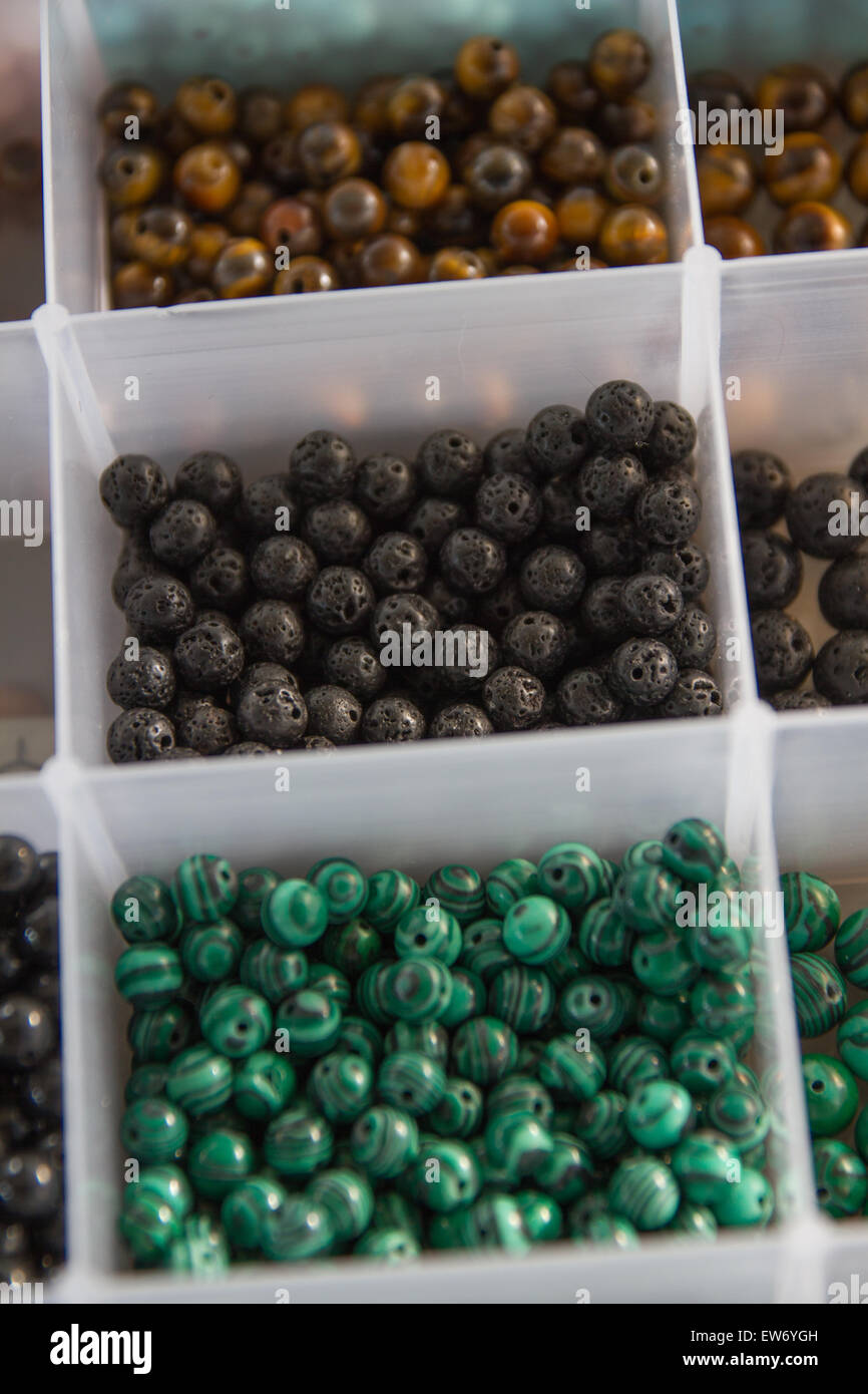 Perline colorate perle pietre in separati in contenitori di plastica per  l'artigianato gioielli artistici Foto stock - Alamy