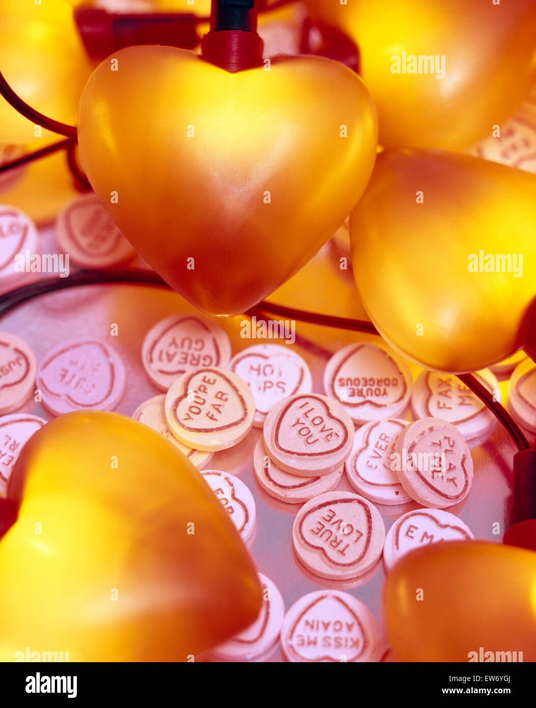 Stringa di cuore giallo forma di luci con amore i Cuori dolci Foto Stock