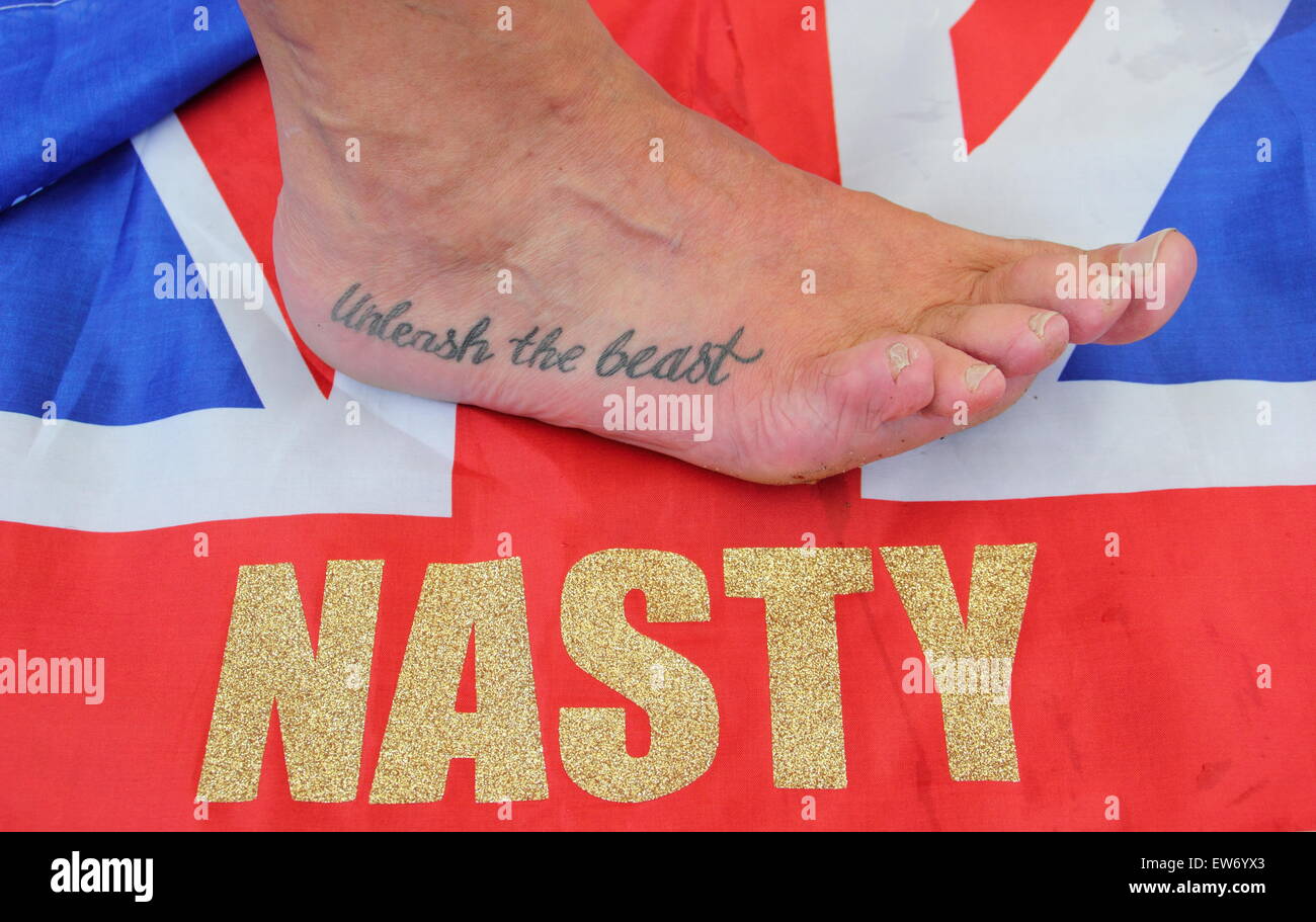 Veterano toe-wrestling world champ, Alan 'brutto' Nash visualizza il suo tatuaggio al mondo la convergenza dei campionati di wrestling nel Derbyshire Foto Stock