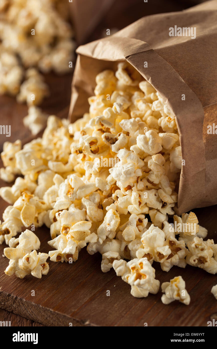 In casa bollitore Popcorn di mais in un sacchetto Foto Stock