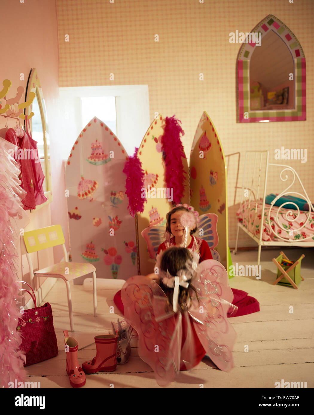 Ritratto di due piccole bambine vestirsi in una economia degli anni Novanta camere da letto di stile per solo uso editoriale Foto Stock