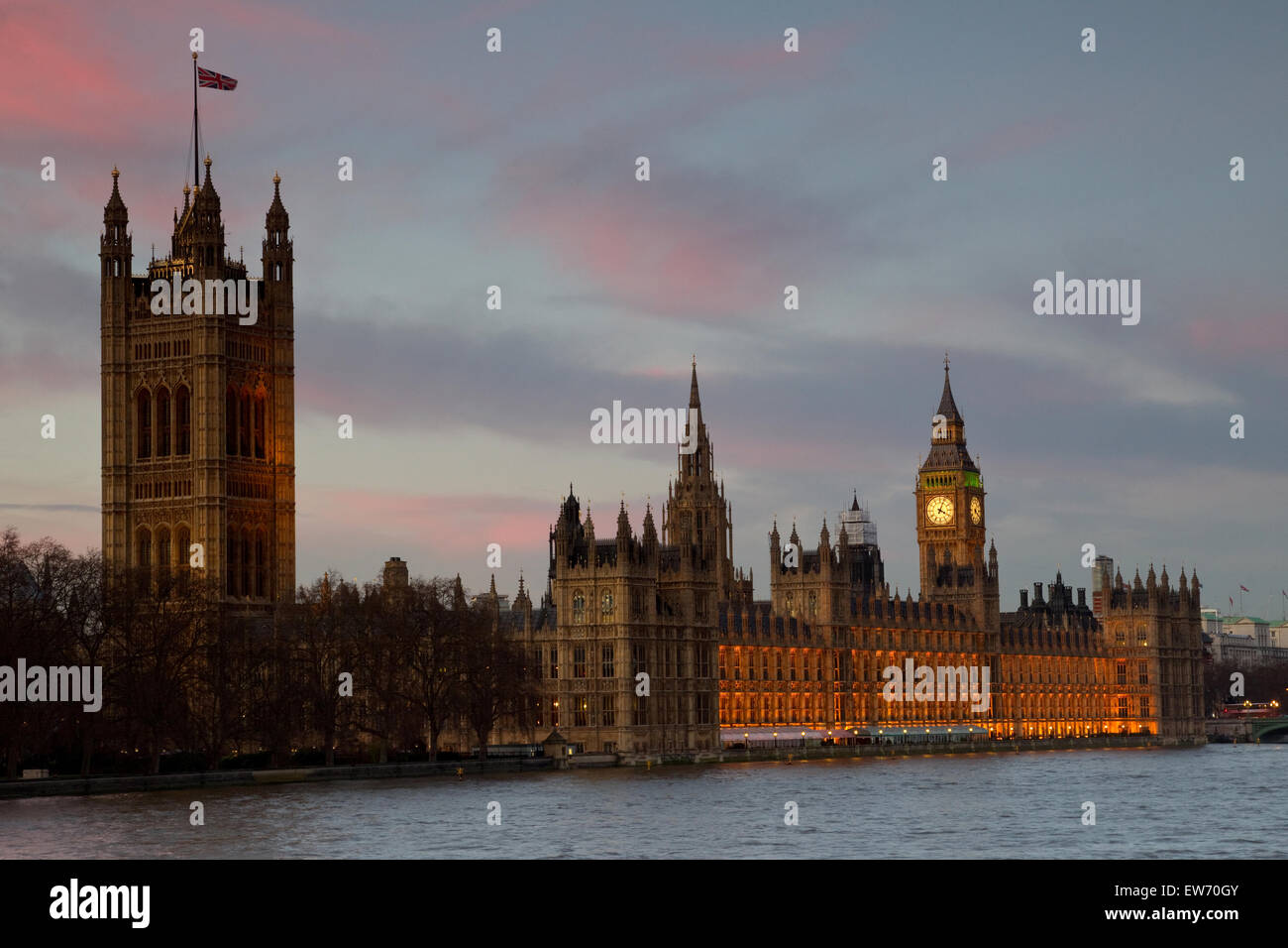 Case del Parlamento al tramonto, visto attraverso il Fiume Tamigi Foto Stock