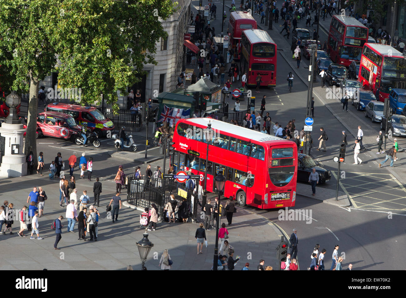 Red double decker bus sulla strada trafficata nel centro di Londra Foto Stock