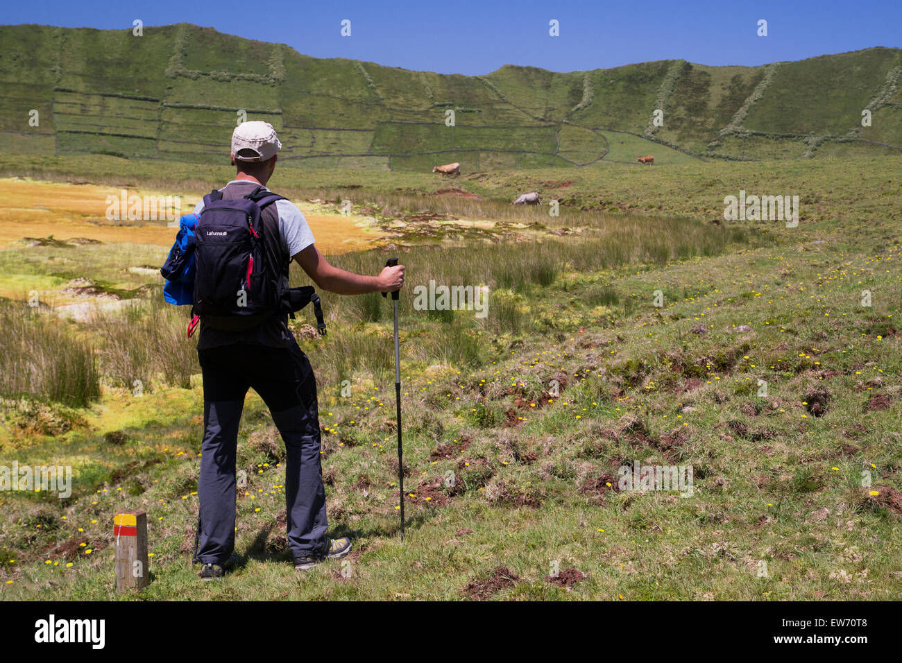 Tourist andando verso il basso all'interno del cratere del vulcano sentiero escursionistico a Corvo isola nelle Azzorre Foto Stock