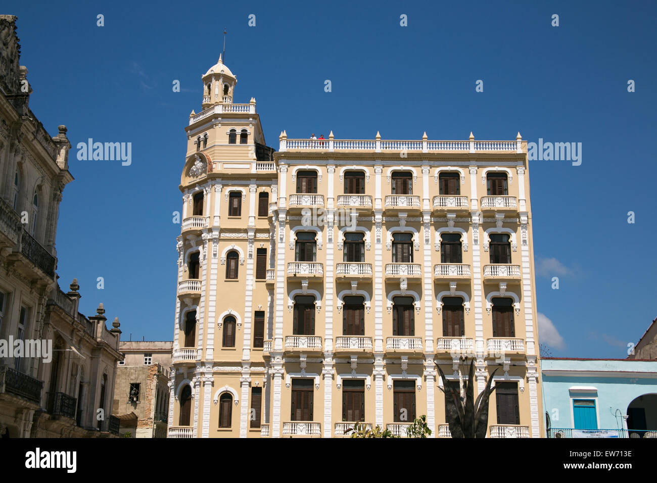 Gomez Vila edificio in Plaza Vieja nella Vecchia Havana, Cuba che ospita la camera obscura. Foto Stock