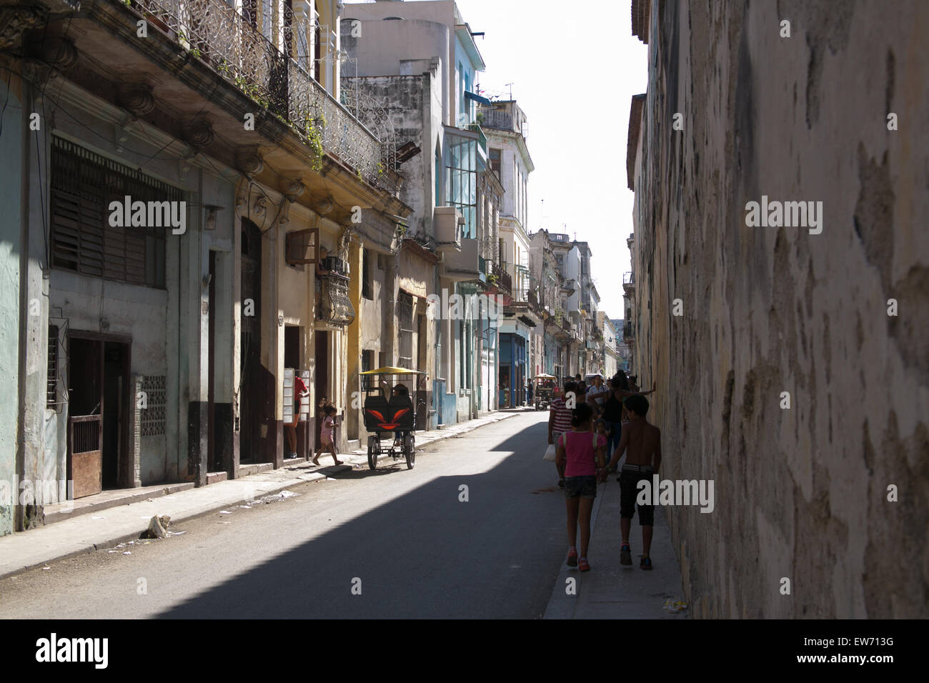 Pedone sulla strada e marciapiede in Old Havana, Cuba. Foto Stock