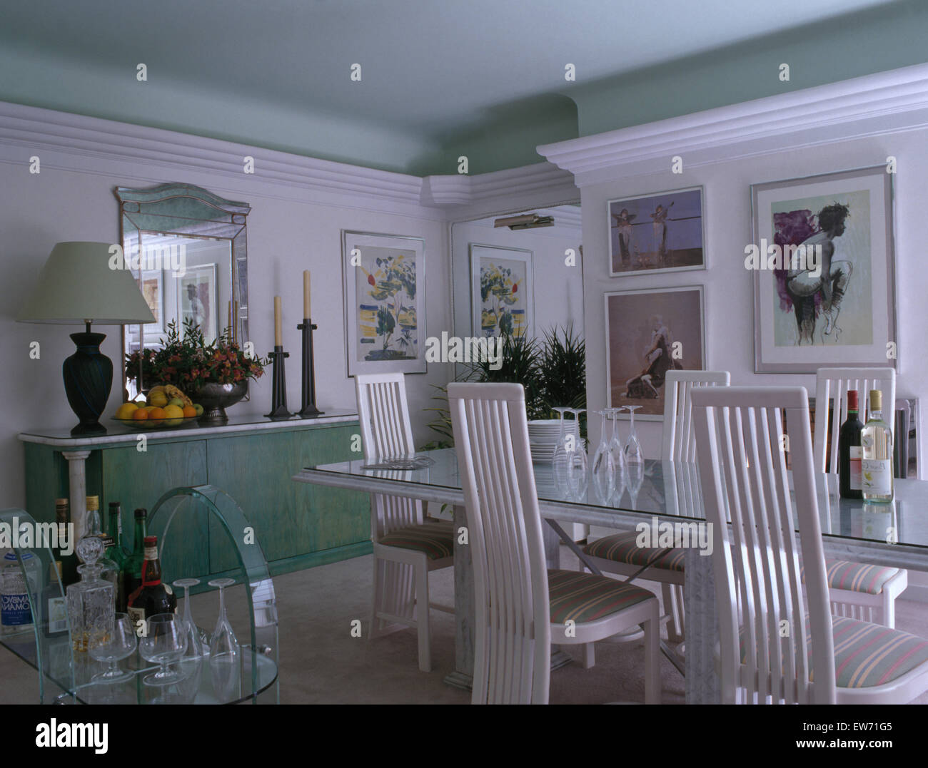 Tall retro bianco Rennie Mackintosh sedie di stile in bianco degli anni ottanta sala da pranzo con pale a soffitto verde Foto Stock