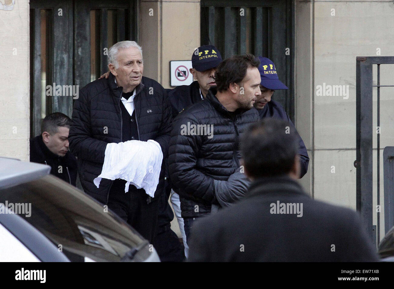 Buenos Aires, Argentina. Il 18 giugno, 2015. Imprenditore Hugo (2 L) e Mariano Jinkis, vengono trasferite dopo arrendersi dinanzi ai tribunali di Comodoro Py, presumibilmente per il pagamento di bustarelle in Federazione internazionale del calcio (FIFA), a Buenos Aires, Argentina, il 18 giugno 2015. Imprenditore argentino Hugo e Mariano Jinkis, coinvolti nella FIFA scandalo di corruzione, consegnato giovedì in tribunali federali in Buenos Aires. © TELAM/Xinhua/Alamy Live News Foto Stock