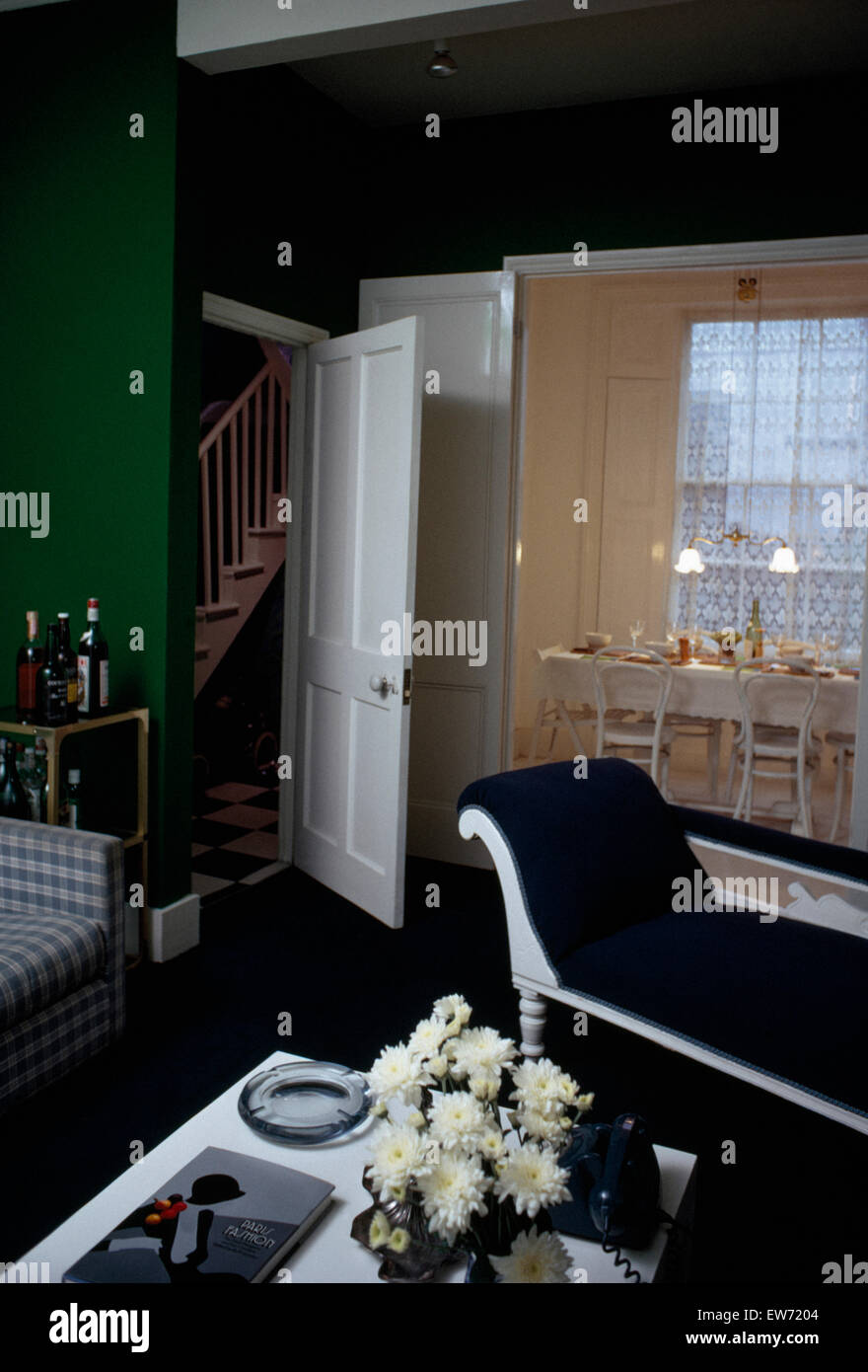 Blue chaise longue in verde anni sessanta un soggiorno e sala da pranzo Foto Stock