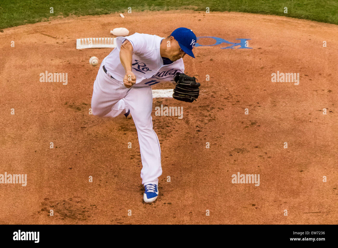 Kansas City, MO, Stati Uniti d'America. Il 18 giugno, 2015. Jeremy Guthrie #11 dei Kansas City Royals piazzole nel primo inning durante la MLB gioco tra il Milwaukee Brewers e il Kansas City Royals presso Kauffman Stadium di Kansas City, MO. Kyle Rivas/CSM/Alamy Live News Foto Stock