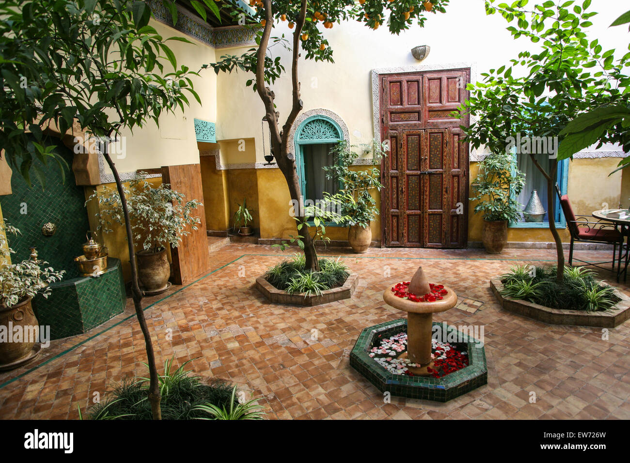 Il cortile al Riad Magi. Sebbene situato centralmente è una tranquilla oasi di calma tra gli esotici che mischia è Marrakech. La tariffa della camera dhiram 1.040 per una doppia con colazione inclusa. www.riadmagie.com nel centro di Marrakech,Marrakech, Marocco, Africa. Foto Stock