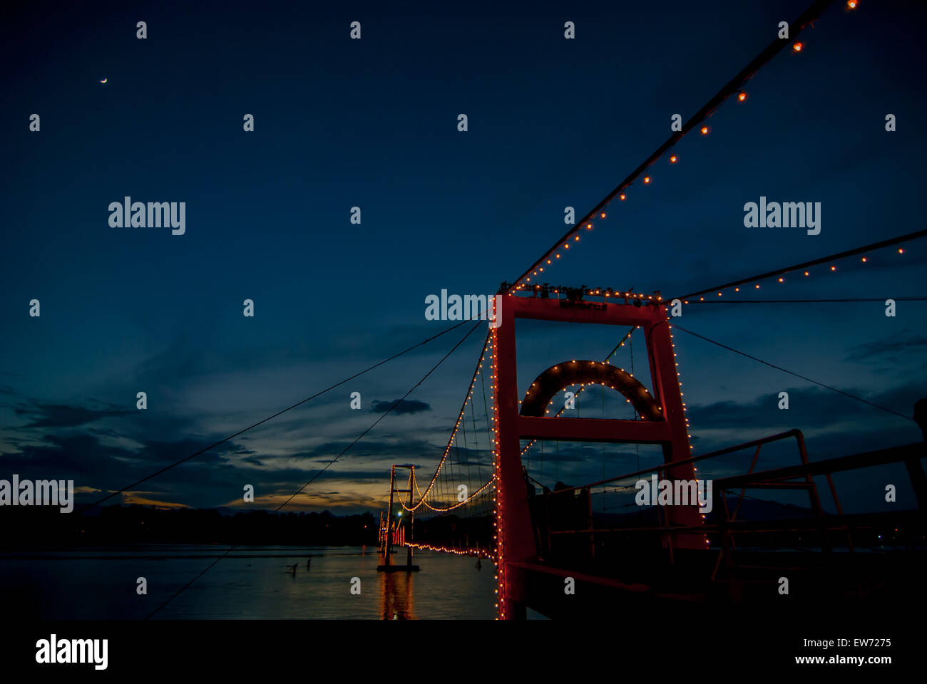 Bel tramonto 200 Anni Celebrazione Rattanakosin sospensione ponte sul fiume Ping.Tak Thailandia Foto Stock