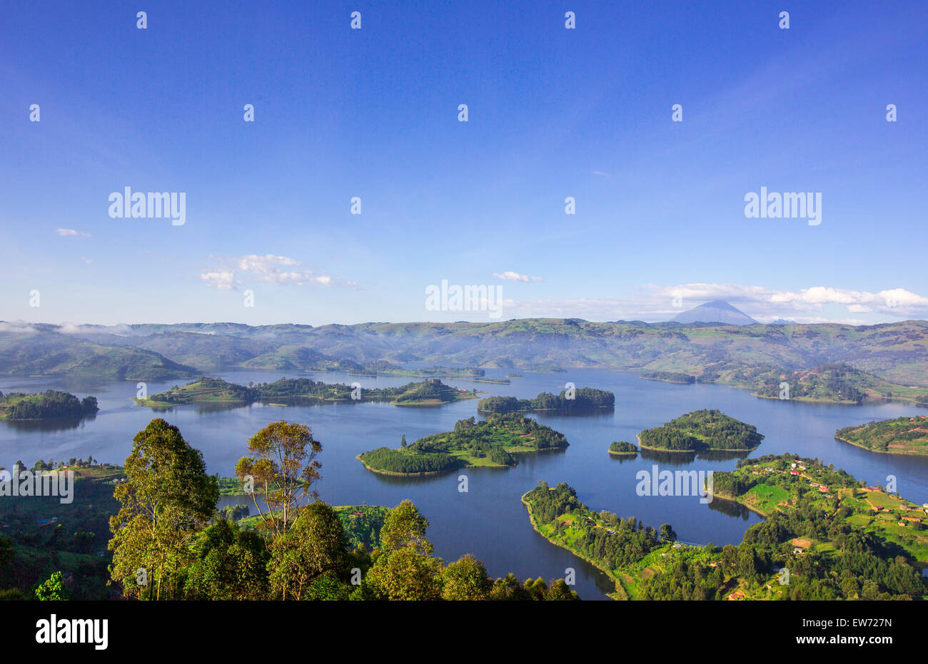 Con 29 isole disseminate in tutta l'acqua, il lago bunyonyi e è uno di Uganda's top tesori naturali. Foto Stock