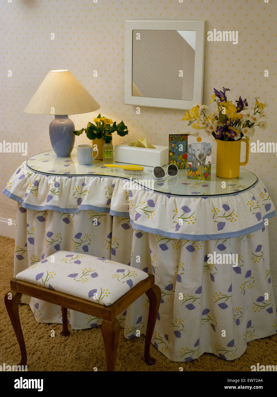 Il blu e il giallo tende sul vecchio tavolo con il coordinamento di sgabello Foto Stock