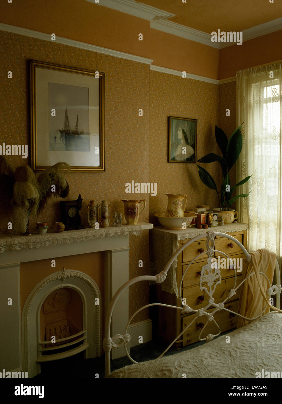 Bianco in ferro battuto letto singolo in stile vittoriano, camera da letto con caminetto Foto Stock