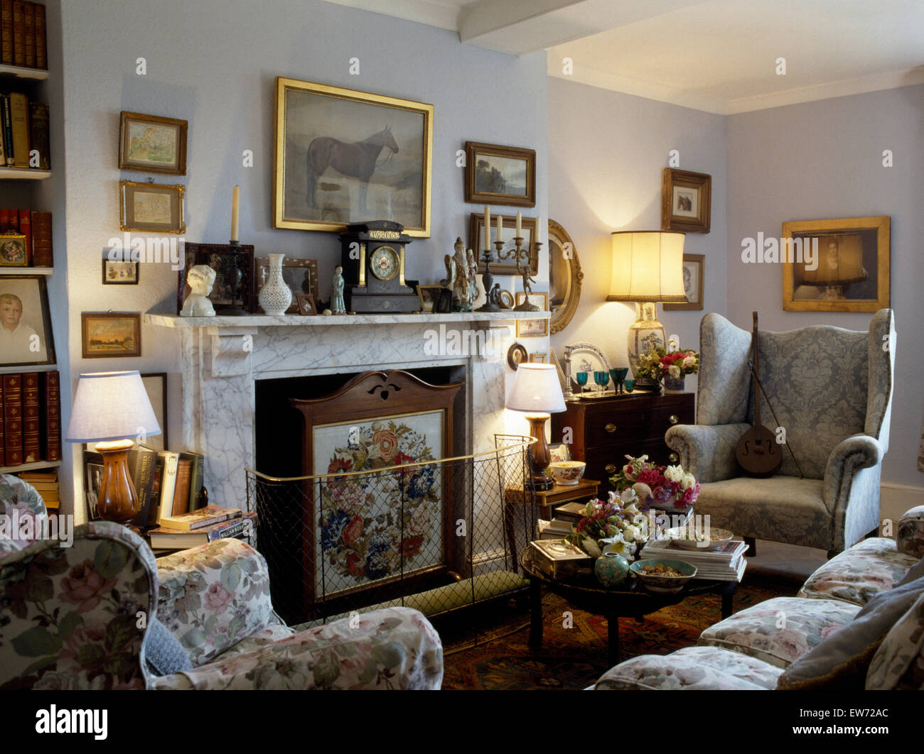 Paese tradizionale salotto con ala confortevoli sedie e lampade illuminate Foto Stock