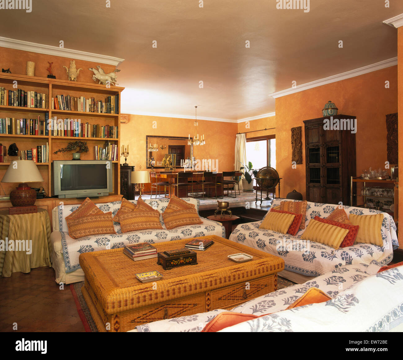 Blue+white getta su divani con cuscini modellato in soggiorno in spagnolo villa Foto Stock