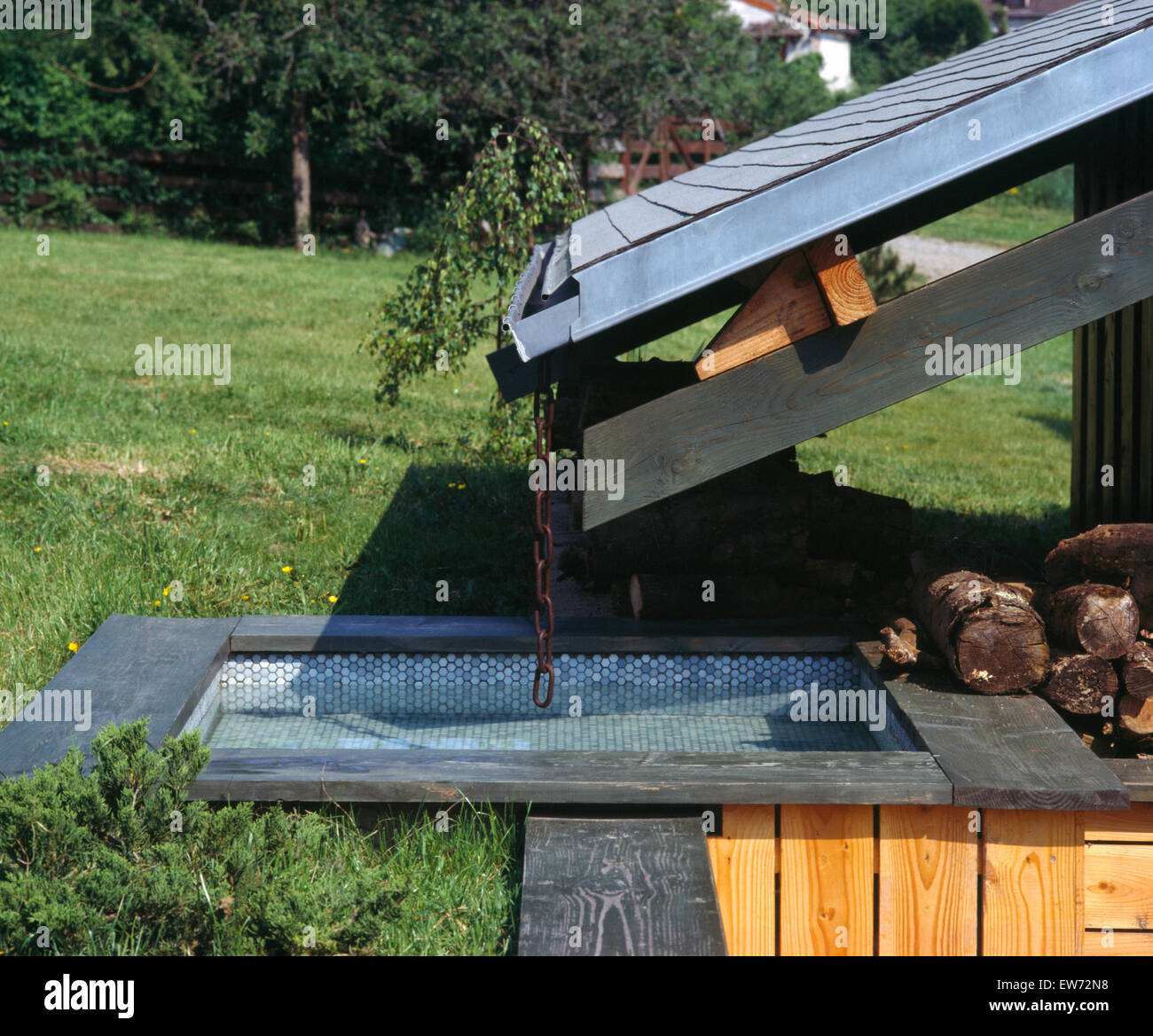 Close-up di tetto spiovente e poco profonda piscina di casa degli anni sessanta Foto Stock