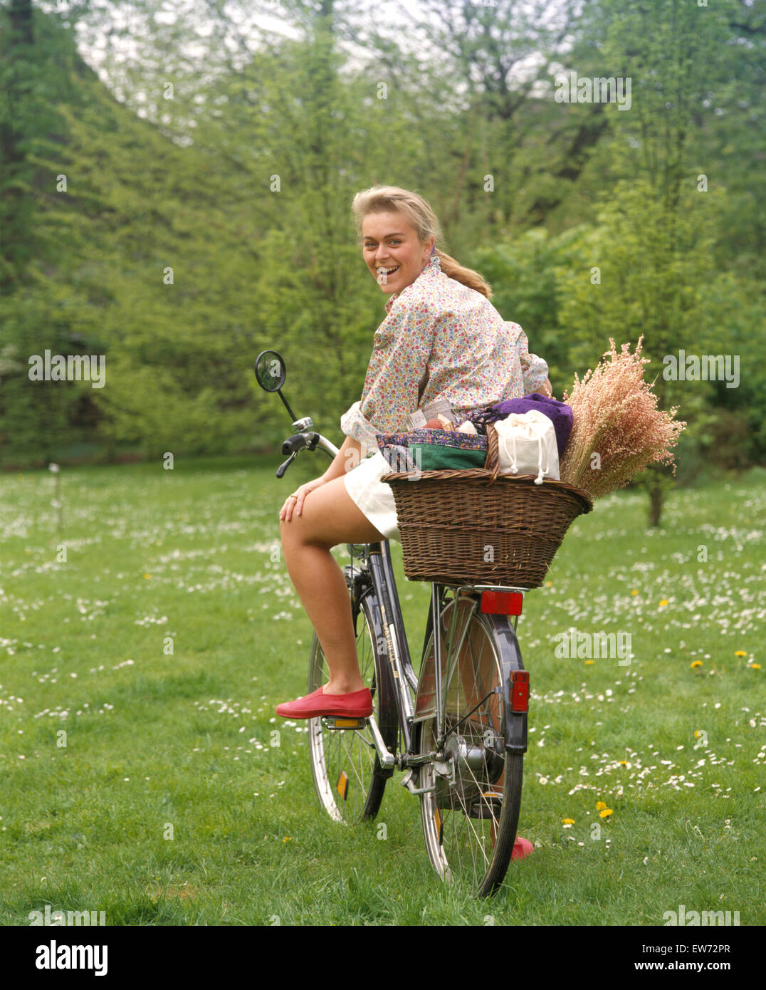 Ritratto di una giovane donna su una bicicletta Foto Stock