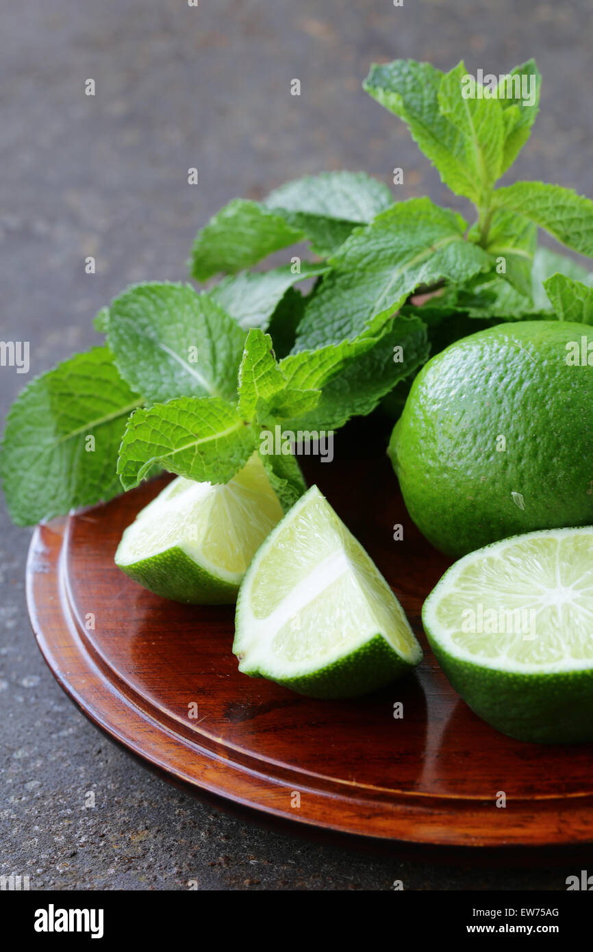 Freschi organici naturali calce verde con foglie di menta Foto Stock
