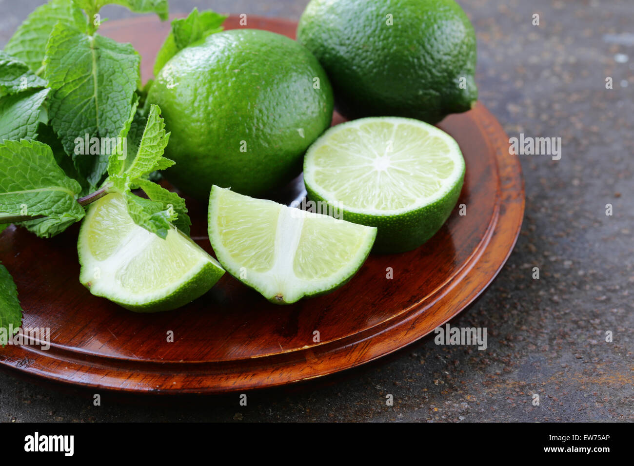 Freschi organici naturali calce verde con foglie di menta Foto Stock
