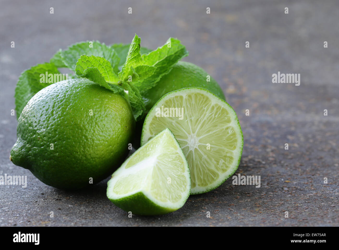 Freschi organici naturali calce verde con foglie di menta Foto Stock