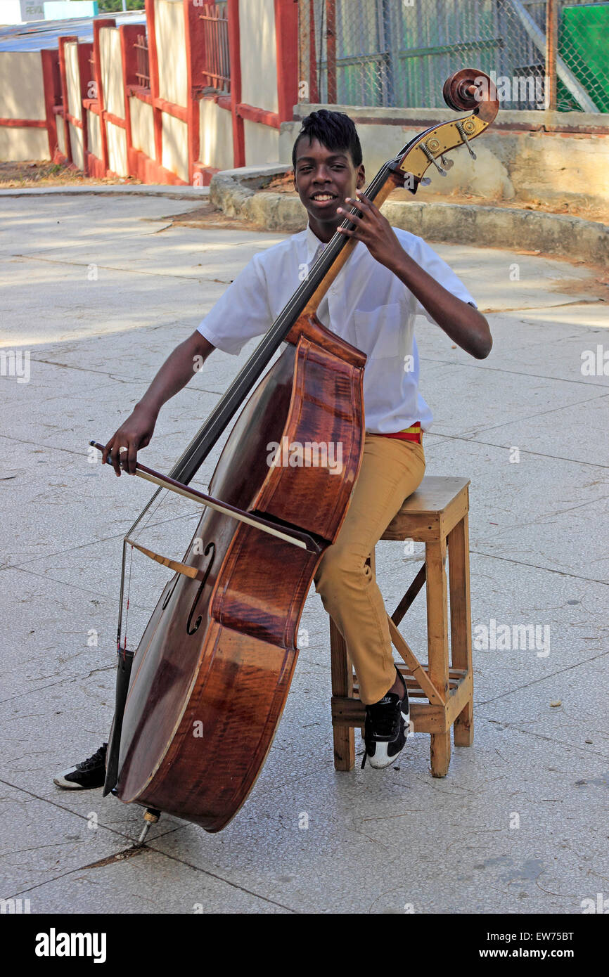 Studente di musica suonare il basso, Benny più la scuola delle arti di Cienfuegos, Cuba Foto Stock